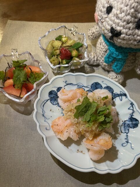 夏のサッパリ料理
海老の湯引き葱ソース
トマトと塩こぶの和え物
オクラののお浸し